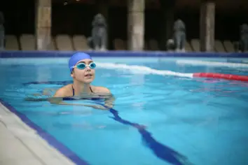 تفسير رؤيا السباحة في المسبح ودلالاتها