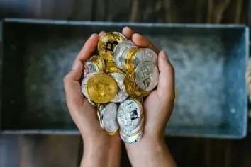 تفسير حلم إيجاد النقود المعدنية على الأرض