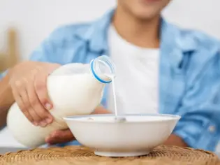 تفسير رؤية شرب الحليب في المنام ودلالاته