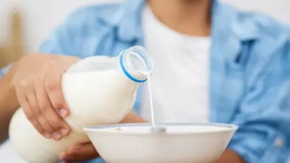 تفسير رؤية شرب الحليب في المنام ودلالاته