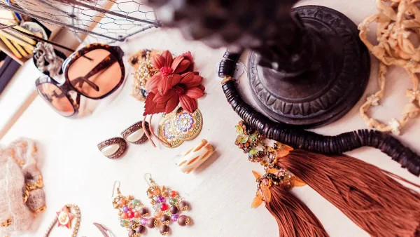 دليل تنسيق الإكسسوارات مع أزياء العيد