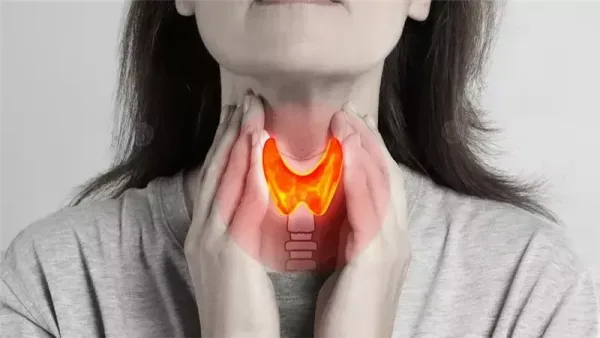 أعراض قصور الغدة الدرقية لدى النساء وعلاماته المبكرة