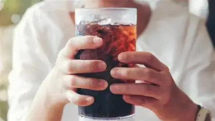 المشروبات الغازية تزيد عسر الهضم بعد الوجبات
