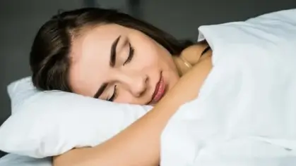 أضرار النوم بالمكياج على البشرة