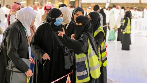 دور المرأة السعودية في خدمة ضيوف الرحمن بالمسجد الحرام