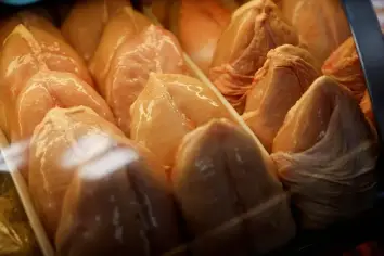 مخاطر غسل الدجاج النيء قبل الطهي