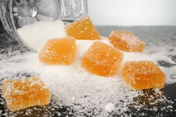 كيف يسبب السكر المضاف التهابات الأمعاء واضطرابات القولون؟