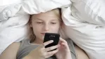 مخاطر الهاتف تحت الوسادة وتأثيره على النوم