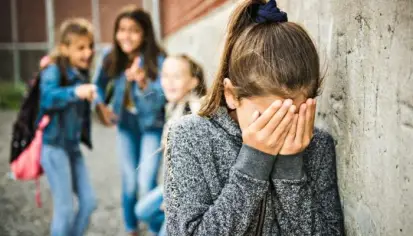 التنمر ومخاطره على أدمغة المراهقين: تغييرات كيميائية وذهانية