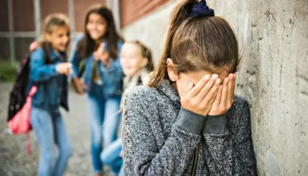 التنمر ومخاطره على أدمغة المراهقين: تغييرات كيميائية وذهانية