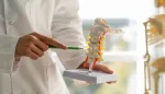 اعوجاج العمود الفقري الأعراض والتشخيص والعلاج