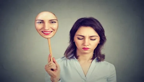 الاكتئاب المبتسم: أعراضه، أسبابه، تشخيصه، وعلاجه