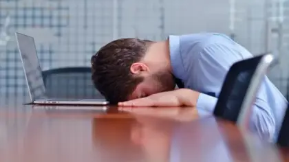 كيف تسبب ضغوط العمل وقلة المردود المالي اضطراب نبضات القلب؟
