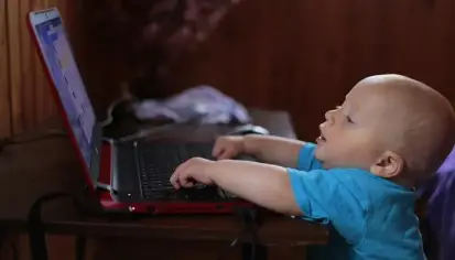 تأثير الاستخدام المفرط للشاشات على مهارات الأطفال اللغوية
