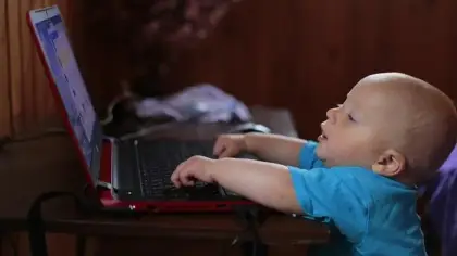 تأثير الاستخدام المفرط للشاشات على مهارات الأطفال اللغوية