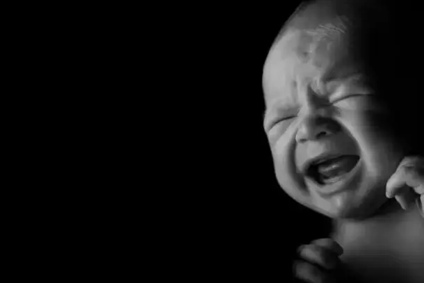 تأثير تقبيل الأطفال حديثي الولادة على صحتهم ومناعتهم الضعيفة