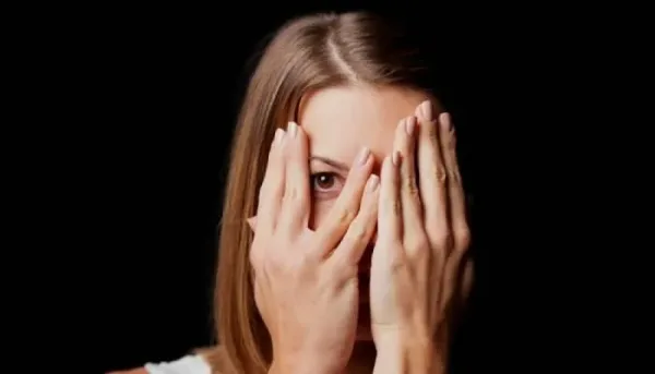 إريثروفوبيا: فهم الخوف من احمرار الوجه وعلاجه