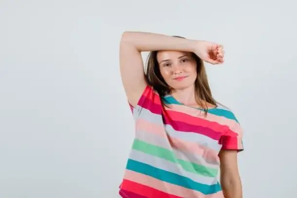 توضيح الفروقات الأساسية في آلية عمل مزيل العرق ومضاد التعرق ومكوناتهما.
