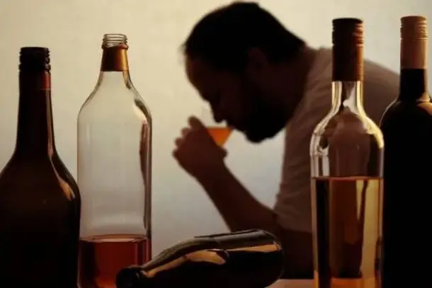 تأثير تناول الكحول على مراكز الدماغ المسؤولة عن الذاكرة والتنسيق والسلوك.
