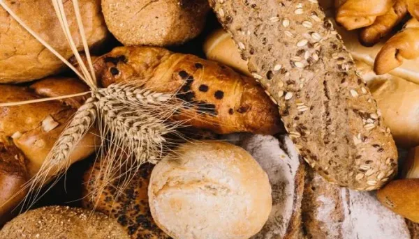 الخبز الكامل والخبز الأبيض: مقارنة غذائية