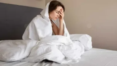 تأثير قلة النوم المزمن على صحة الإنسان وملامحه