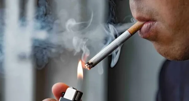 كم تقصر السيجارة الواحدة عمر المدخن؟