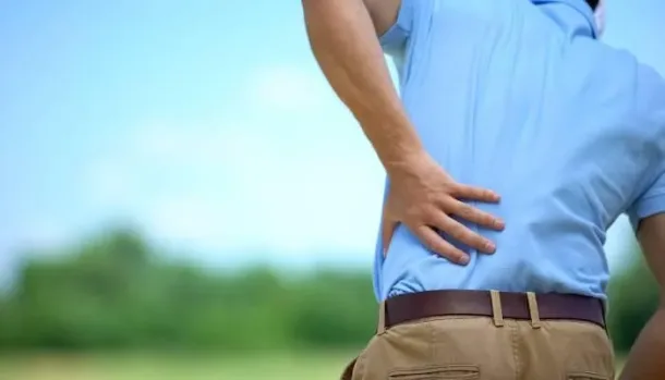 ارتباط الاكتئاب بزيادة خطر الإصابة بآلام أسفل الظهر وتأثيره على التعافي.