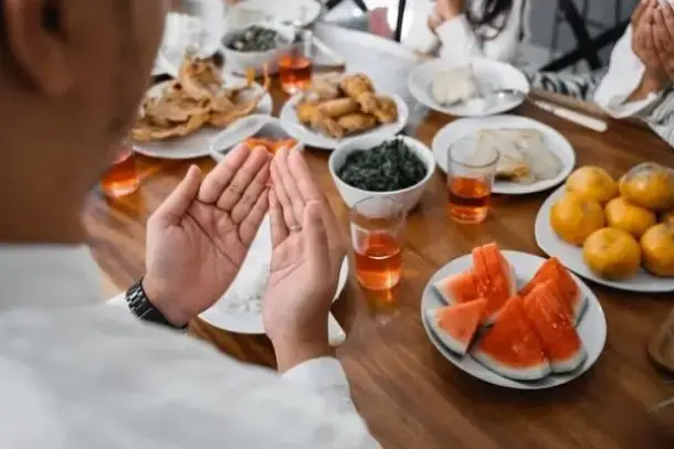 كشفت دراسة حديثة من جامعة الملك سعود عن تأثير صيام رمضان في تحسين المؤشرات الأيضية وإطالة العمر الافتراضي عبر خفض عوامل…