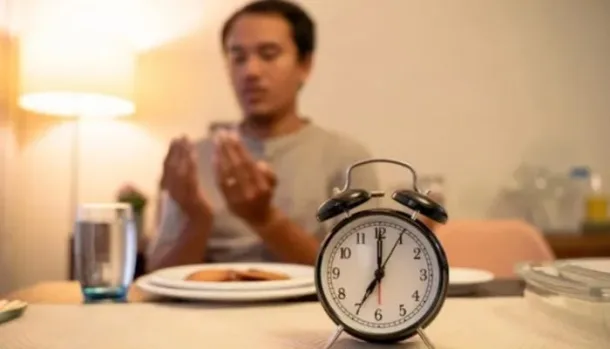 يكشف صيام رمضان عن تحسينات مؤقتة في مستويات الكوليسترول والدهون بالدم، ويوفر حماية ضد عوامل خطر أمراض القلب والأيض. — دليل…