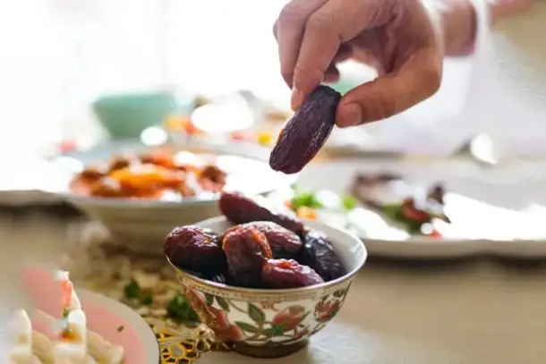 تعرف على الأعراض الصحية الخطيرة التي تستدعي كسر الصيام فوراً خلال رمضان للحفاظ على سلامتك، وكيفية التعامل مع التعب الشائع.