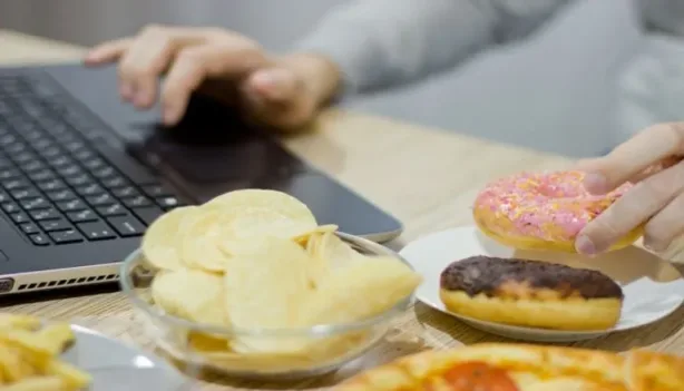 أثر الوجبات السريعة على الدماغ وحساسية الأنسولين