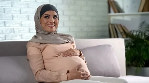 الصيام في الحمل: دراسات حديثة وتوصيات طبية