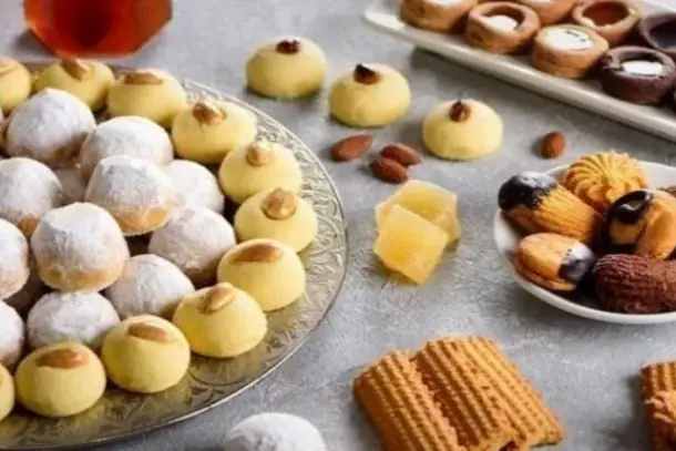 طبق من كعك العيد الصحي المزين بمسحوق السكر الخفيف بجانب حبات البنجر والبطاطس