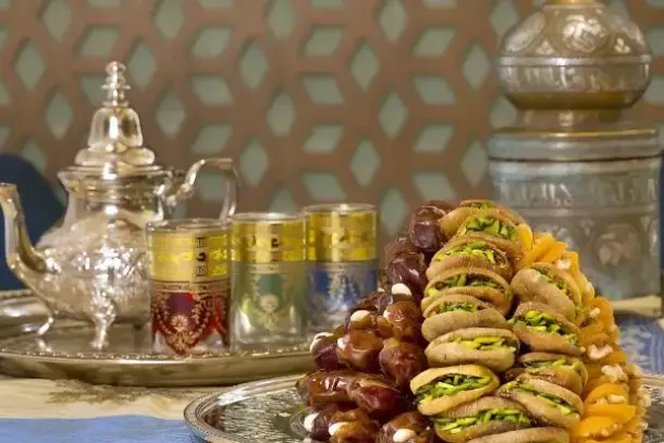 خطوات عملية لإعادة تنظيم نمط الأكل الصحي واستعادة توازن الجسم بعد فترة صيام رمضان.