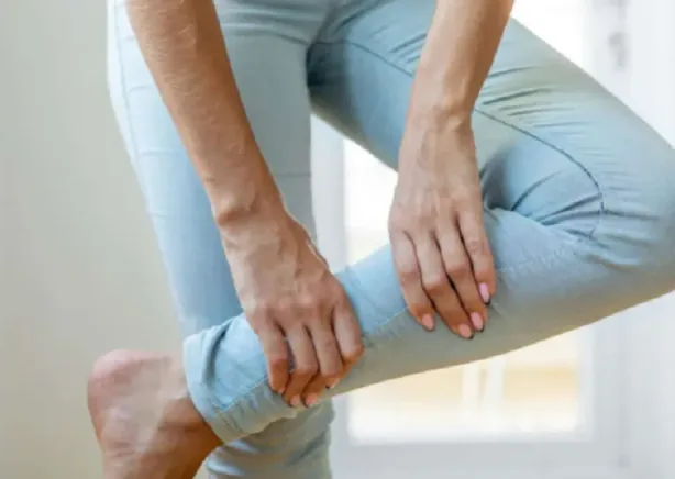 حيلة الجوارب لتخفيف أعراض تململ الساقين