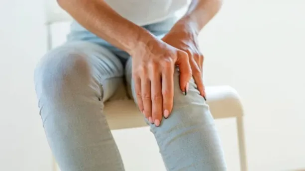 حيلة الجوارب لتخفيف أعراض تململ الساقين