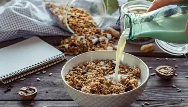 جدل ترتيب الحليب والكورن فليكس في الإفطار
