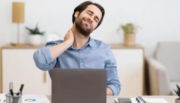 اكتشف الأضرار الصحية الخطيرة للجلوس لساعات طويلة، وكيف يمكن لخطوات بسيطة في روتينك اليومي أن تحسن صحتك البدنية والعقلية…