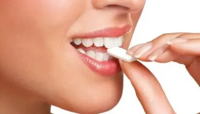 مضغ العلكة لتعزيز التركيز دون كافيين