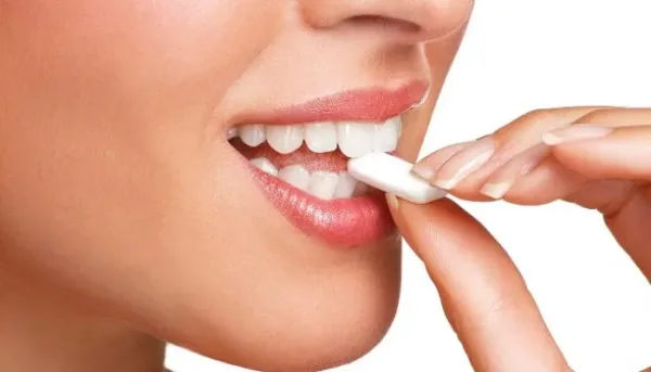 مضغ العلكة لتعزيز التركيز دون كافيين