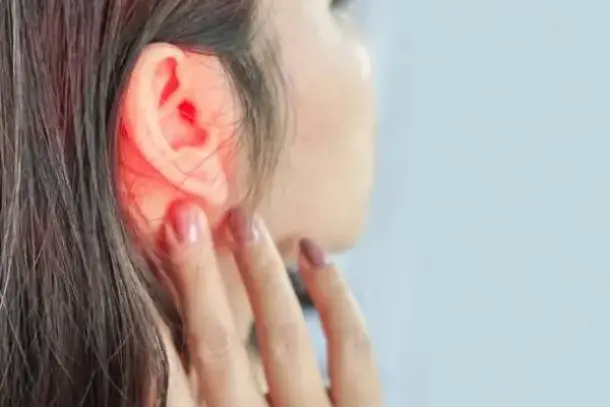 أهمية العناية بنظافة منطقة خلف الأذنين لتجنب تراكم الأوساخ والبكتيريا والوقاية من الأمراض الجلدية والالتهابات.