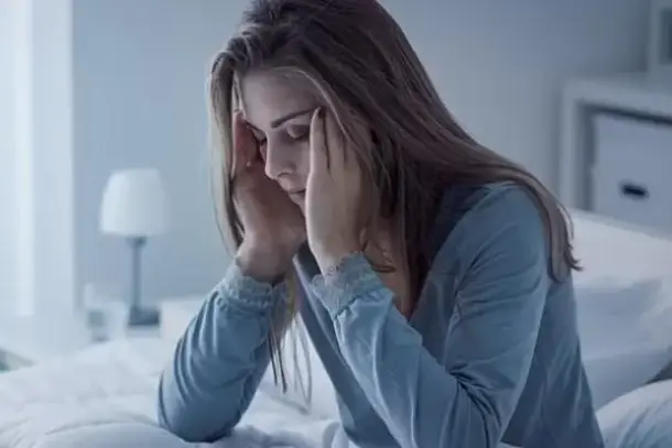 الاستيقاظ المتكرر قبل موعد المنبه كعلامة محتملة لخلل في وظائف الغدة الدرقية.