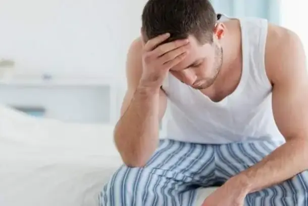 يكشف هذا المقال عن الآثار الجانبية الخطيرة لدواء الفيناسترايد على الرغبة الجنسية والصحة النفسية، ويقدم تحذيرات الخبراء حول…