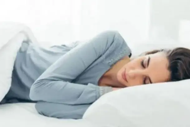 أظهرت الدراسة التي قُدمت في مؤتمر "SLEEP 2025" أن خطر الوفاة يرتفع بنسبة تصل إلى 20% لدى المعتادين على النوم نهارًا. — دليل…