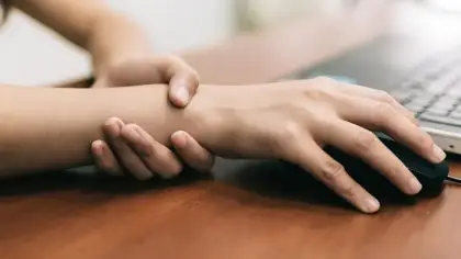 ارتعاش اليد: الأسباب والتشخيص والعلاج