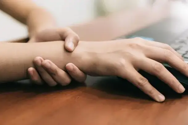 اكتشف الأسباب الشائعة لارتعاش اليد، من التوتر إلى الأمراض العصبية، وتعرف على طرق التشخيص والعلاج المتاحة لتحسين جودة حياتك.