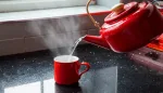 شرب الماء الساخن في الصيف عادة صينية وفوائدها