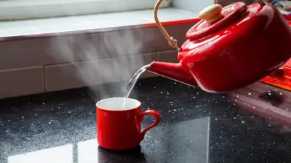 شرب الماء الساخن في الصيف عادة صينية وفوائدها