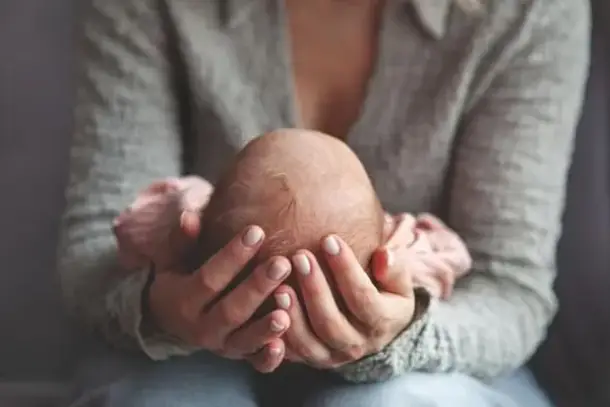 كشفت دراسة حديثة لجامعة هارفارد أن عمر الأم عند الولادة الأولى يؤثر بشكل كبير على احتمالية إنجاب الذكور أو الإناث، مما يغير…
