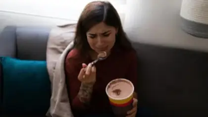 لماذا نأكل عند الحزن والضغط النفسي وكيف نتوقف؟